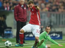 Guardado intenta desarmar a Kimmich, del Bayern. AFP / C. Stache