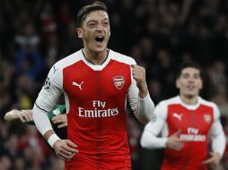 Özil celebra después de marcar la quinta red de su equipo. AP / K. Wigglesworth