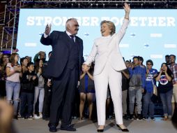 Vicente Fernández tiene claro por quién deben votar los latinos en EU, y Hillary Clinton correspondió ayer a ese apoyo. AP / A. Harnik