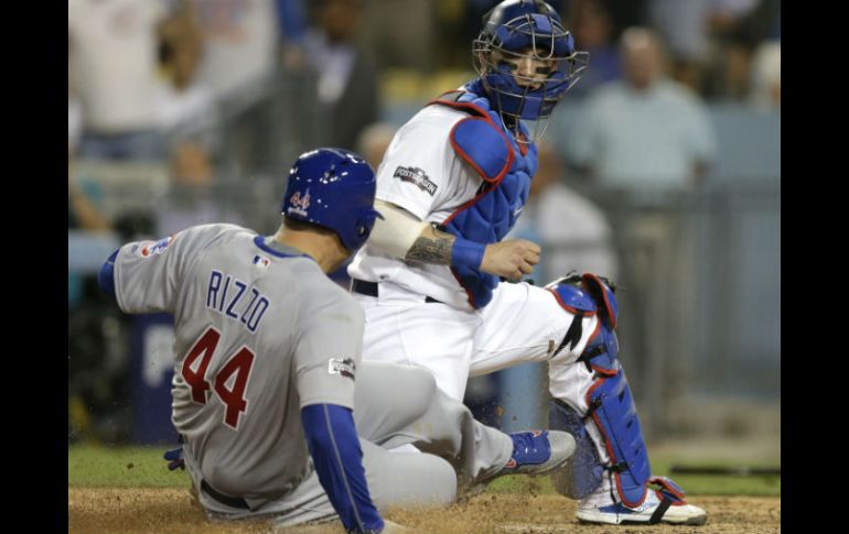 Anthony Rizzo se barre en home para marcar una de las carreras del partido. EFE / P. Buck