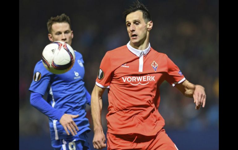 El compañero de Salcedo, Kalinik (D), disputa el balón en el partido jugado hoy en la República Checa. EFE / F. Singer