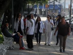 Médicos salieron otra vez a las calles para exigir que se realicen los pagos correspondientes a la institución. EL INFORMADOR / ARCHIVO