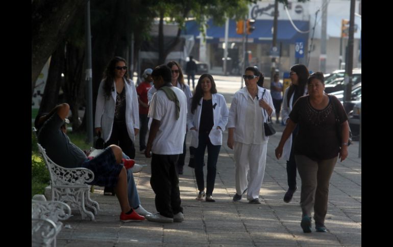 Médicos salieron otra vez a las calles para exigir que se realicen los pagos correspondientes a la institución. EL INFORMADOR / ARCHIVO