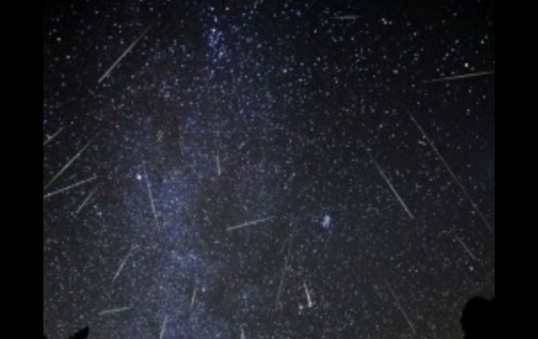 Esta lluvia de estrellas se debe a que la Tierra cruza por la estela de escombros dejada por el cometa Halley. ESPECIAL / skyalert.mx