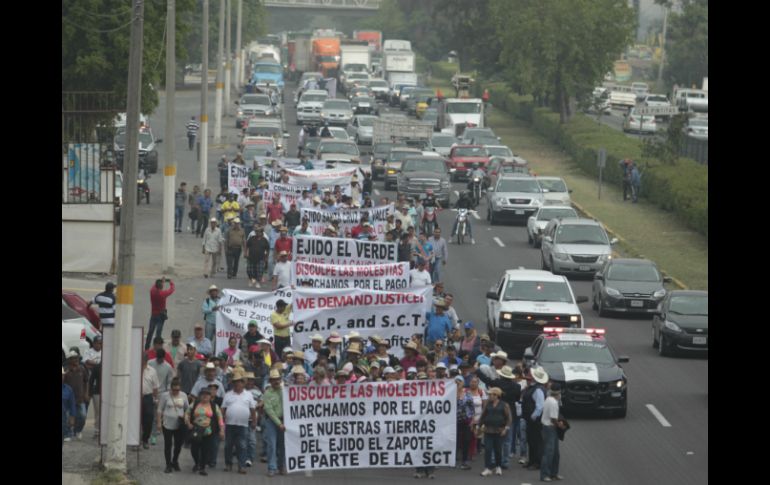 Este miércoles, ejidatarios participaron desde temprana hora en una marcha sobre la carretera a Chapala. EL INFORMADOR / ARCHIVO