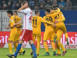 Los jugadores del Eintracht celebran una de las redes de la noche. EFE / A. Heimken