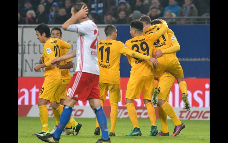 Los jugadores del Eintracht celebran una de las redes de la noche. EFE / A. Heimken