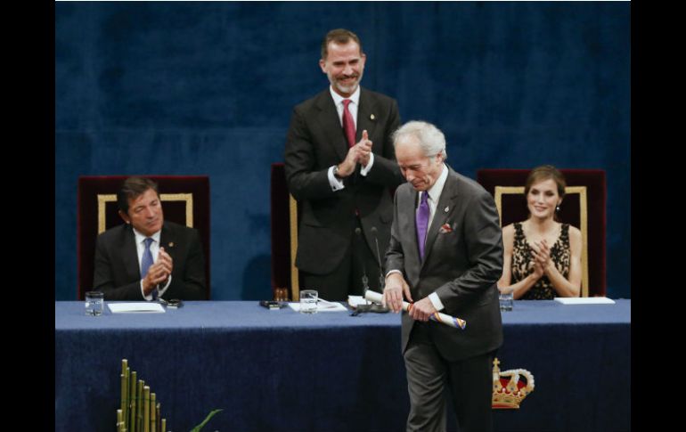 El escritor recibió el galardón de manos del rey Felipe VI, en Ovideo. EFE / J. Cerejido