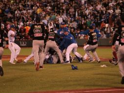 En la octava entrada se registró un enfrentamiento entre los jugadores de Tomateros y Charros que vació las bancas. EL INFORMADOR / F. Atilano