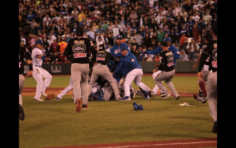 En la octava entrada se registró un enfrentamiento entre los jugadores de Tomateros y Charros que vació las bancas. EL INFORMADOR / F. Atilano