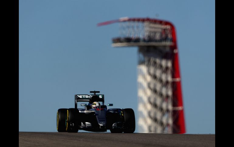 El piloto de la escudería Mercedes supera hasta tres veces los tiempos que los coches de Red Bull registraron este día. AFP / C. Mason