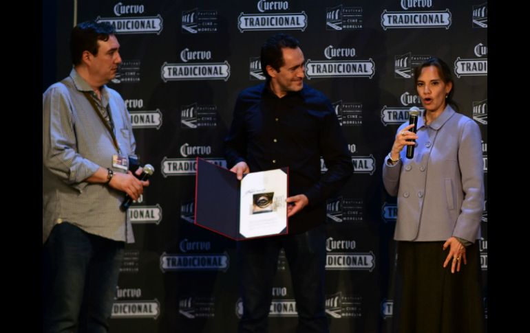 Bichir recibiendo el premio en el Festival Internacional de Cine de Morelia. NTX / G. Salas