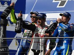 Cal Crutchlow, Valentino Rossi y Maverick Viñales celebran tras la competencia. AFP / S. Khan