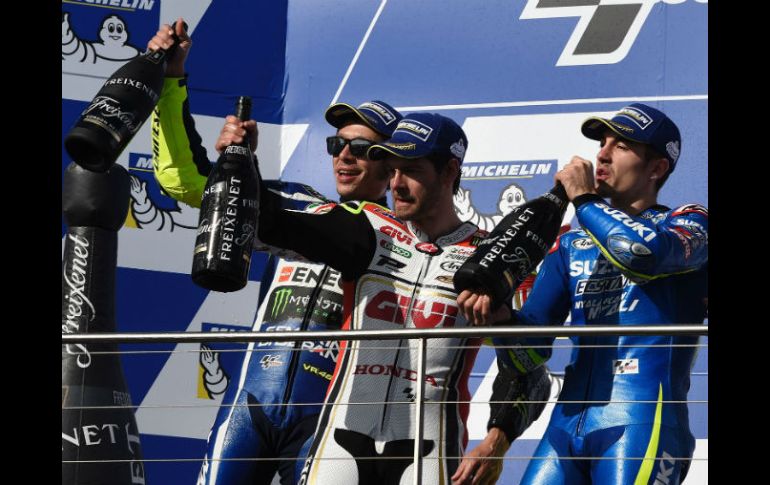 Cal Crutchlow, Valentino Rossi y Maverick Viñales celebran tras la competencia. AFP / S. Khan