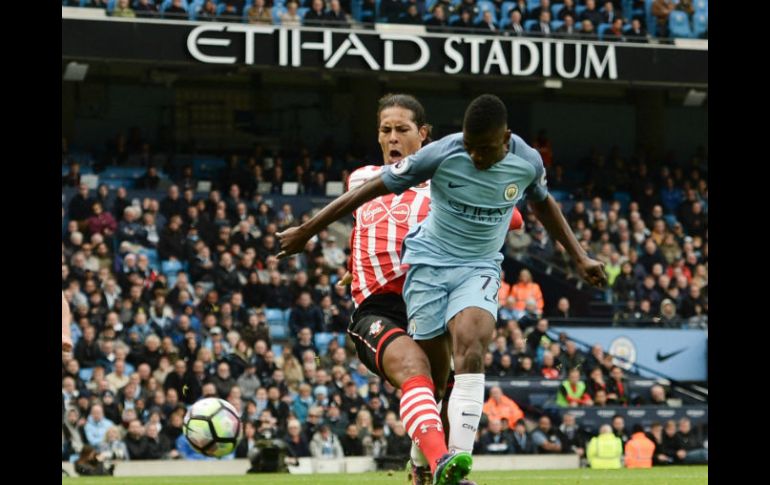 El City encabeza la tabla con 20 unidades, las mismas que el Arsenal y el Liverpool. AFP / O. Scarff