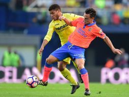 Dos Santos (I) disputa un balón con Roque Mesa, de Las Palmas. AFP / J. Jordan