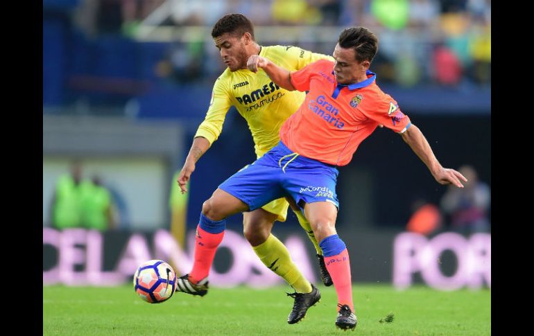 Dos Santos (I) disputa un balón con Roque Mesa, de Las Palmas. AFP / J. Jordan