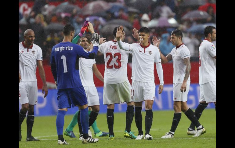 El Sevilla sigue perfecto de local y acumula 20 puntos por la novena fecha. EFE / J. Vidal