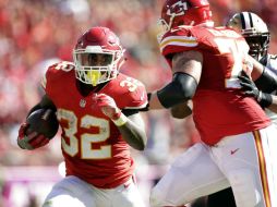 Spencer Ware (I) acarrea el balón durante la primera mitad del partido. AP / C. E.Braley