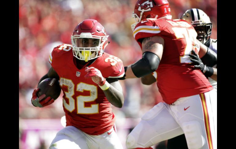 Spencer Ware (I) acarrea el balón durante la primera mitad del partido. AP / C. E.Braley