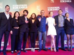 En la imagen aparece Demián junto al elenco que participa en 'Un cuento de circo & a love song', su ópera prima como director. TWITTER / @FICM