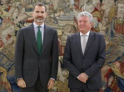 Felipe VI posa para los medios junto al diputado de Nueva Canarias, Pedro Quevedo (d), a quien recibió en el Palacio de la Zarzuela. EFE / A. Díaz