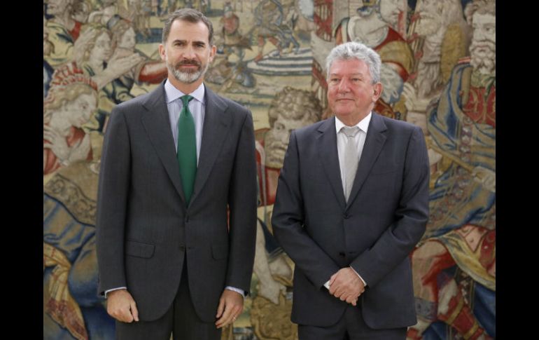 Felipe VI posa para los medios junto al diputado de Nueva Canarias, Pedro Quevedo (d), a quien recibió en el Palacio de la Zarzuela. EFE / A. Díaz