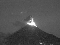 Durante la madrugada de este lunes, se observó ligera incandescencia sobre el cráter. TWITTER / @SkyAlertMx