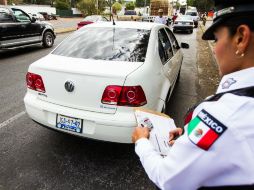 Los automovilistas sancionados tienen un mes de plazo para contar con el holograma para que la multa sea condonada. EL INFORMADOR / ARCHIVO