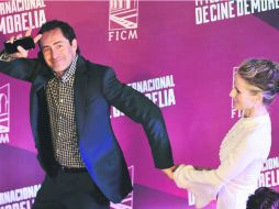 De la mano. Demián Bichir camina en la alfombra roja junto con su pareja  Stephanie Sherk, quien actúa en su ópera prima. NTX /