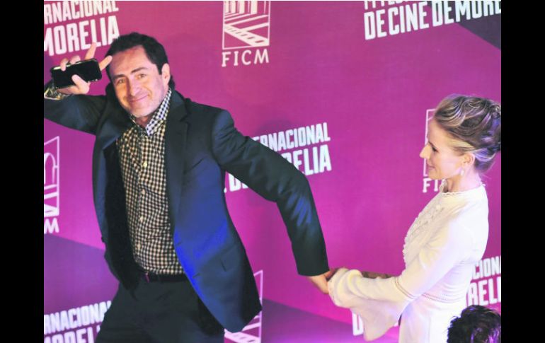 De la mano. Demián Bichir camina en la alfombra roja junto con su pareja  Stephanie Sherk, quien actúa en su ópera prima. NTX /