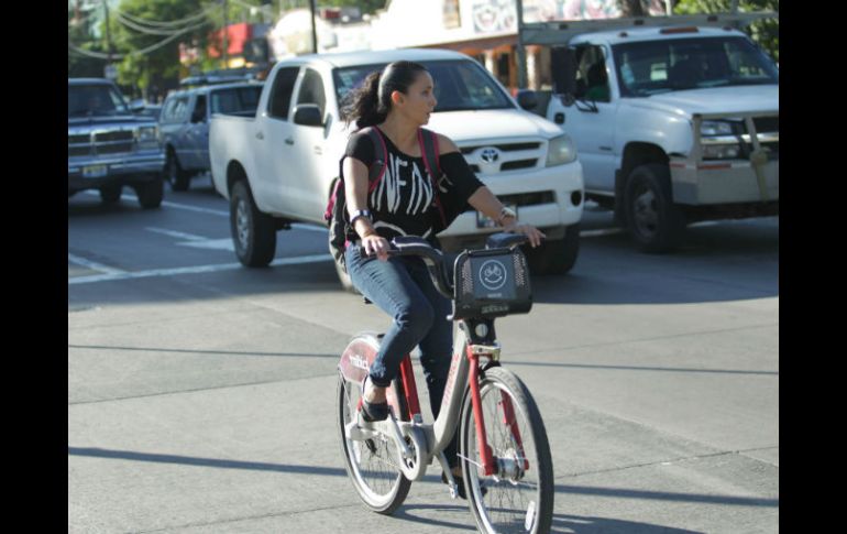 CUCEI. Aunque ya se mejoraron las condiciones en las vías que rodean el centro universitario, piden mayor seguridad para ciclistas. EL INFORMADOR / F. Atilano