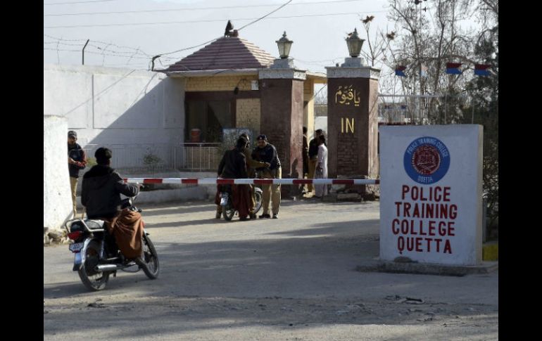 Miembros de las fuerzas de seguridad vigilan el centro de entrenamiento de la Policía tras el ataque en Quetta. EFE / J. Taraqai