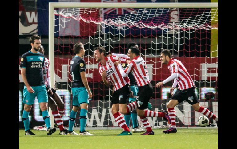 Vriends (C) celebra su gol contra el PSV. EFE / E. Spek