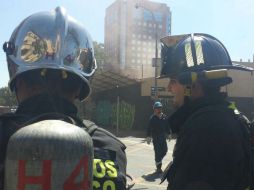 Los bomberos del municipio de Santiago aguardan afuera del edificio del Centro Cultural Mapocho, donde se celebra la Feria del Libro. TWITTER / @cbsantiago