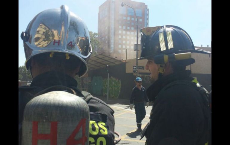 Los bomberos del municipio de Santiago aguardan afuera del edificio del Centro Cultural Mapocho, donde se celebra la Feria del Libro. TWITTER / @cbsantiago