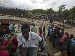 La multitud se avalanchó hacia el buque colombiano que descargó la ayuda humanitaria en el muelle. AP / D. Chery