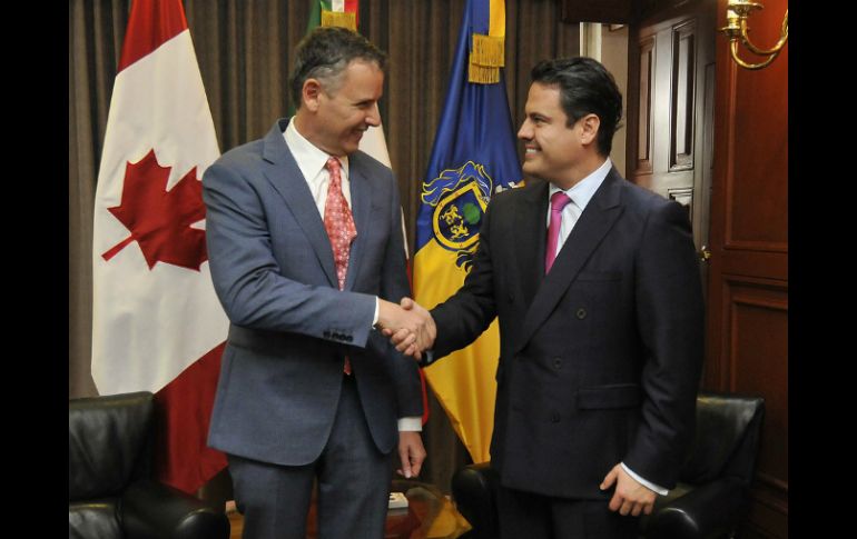 El delegado Comercial Principal de Canadá, Stéphane Charbonneau (izq), y Aristóteles Sandoval (der). TWITTER / @AristotelesSD