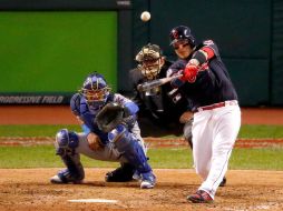 El puertorriqueño Roberto Pérez conecta su segundo jonrón de la noche durante el primer duelo de la Serie Mundial. AFP / G. Shamus