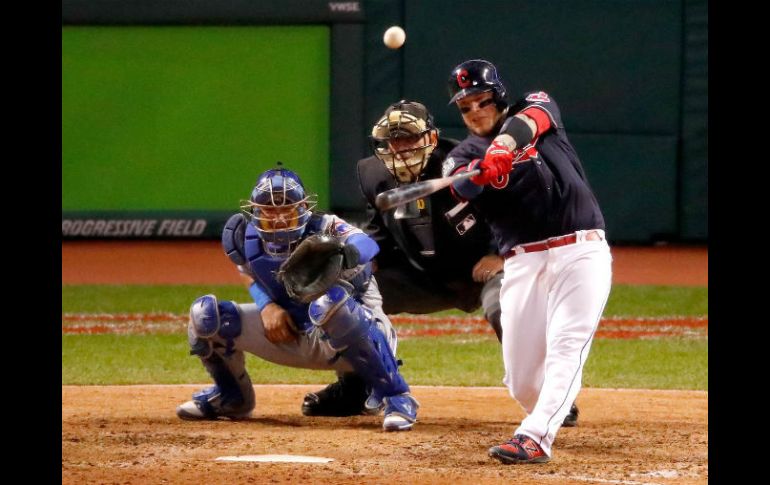 El puertorriqueño Roberto Pérez conecta su segundo jonrón de la noche durante el primer duelo de la Serie Mundial. AFP / G. Shamus