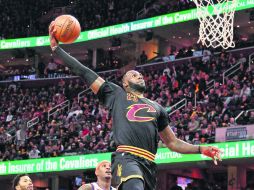 LeBron James (#23) se eleva para clavar el balón durante el partido de ayer entre los Cavaliers de Cleveland y los Knicks. AFP / J. Sabau