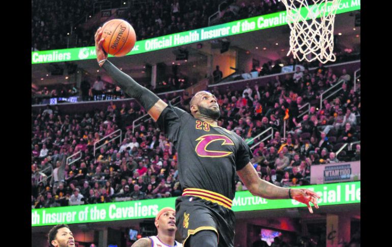 LeBron James (#23) se eleva para clavar el balón durante el partido de ayer entre los Cavaliers de Cleveland y los Knicks. AFP / J. Sabau