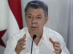 El presidente Juan Manuel Santos se apresta a negociar con el ELN mientras busca salvar el proceso con las FARC. AP / A. Franco