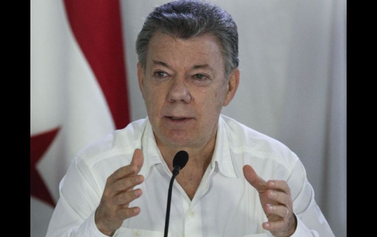 El presidente Juan Manuel Santos se apresta a negociar con el ELN mientras busca salvar el proceso con las FARC. AP / A. Franco