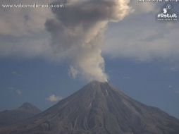 En las últimas 24 horas se han presentado emisiones de vapor de agua y gases y ocasionalmente ligeras cantidades de ceniza. TWITTER / @LUISFELIPE_P