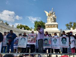 Alrededor de mil personas se encontraron en el lugar para apoyar el movimiento. TWITTER / ‏@PadresdeAyotzi