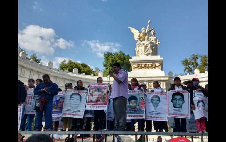 Alrededor de mil personas se encontraron en el lugar para apoyar el movimiento. TWITTER / ‏@PadresdeAyotzi