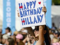 Una niña levanta una pancarta con felicitaciones para Hillary en un mitin en el centro de Tampa Bay. AP / C.Diez