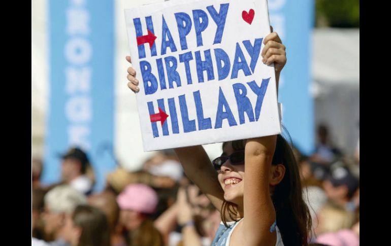 Una niña levanta una pancarta con felicitaciones para Hillary en un mitin en el centro de Tampa Bay. AP / C.Diez