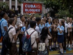 Alumnos de la Universidad de la Habana celebran la resolución que sugiere a EUA levantar el bloqueo económico a Cuba. AFP / A. Roque